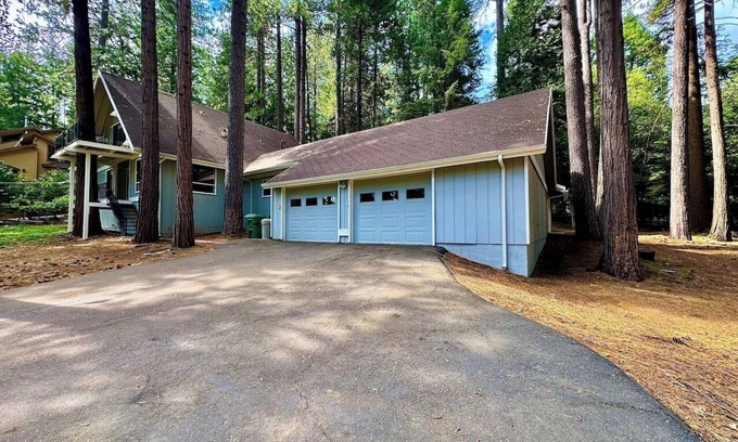 Pollock Pines Casa | Whispering Pines: Garage Parking & Game Room