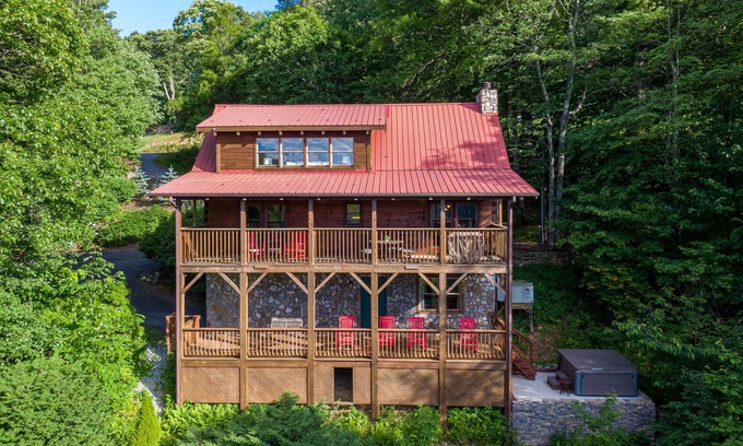 Boone Casa | Whispering Ridge Retreat - 7 mins. to downtown Boone, hot tub, great views, pool table!
