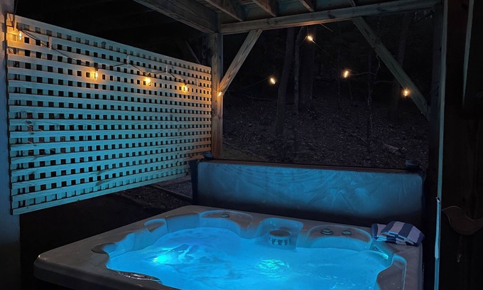 Hendersonville Cabina | Cabaña privada, 2 dormitorios / 2 baños con bañera de hidromasaje en 5 acres privados