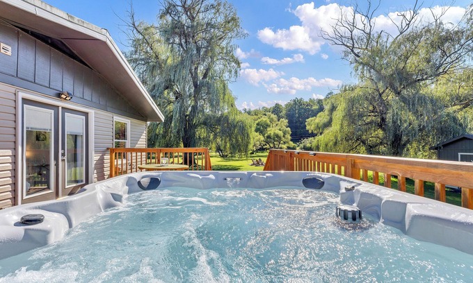 Fayetteville Casa | Whispering Willow Retreat - 14 min to Rafting & NRG