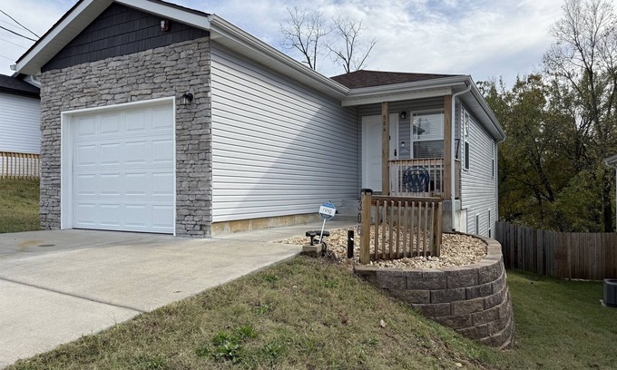 Downtown Branson Casa | Whistle Inn-Minutes to Landing, Train, Shopping, Convention, Lake, Distillery