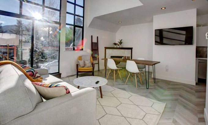 Village North Condominio | Whistler Village North 1BR:Near Shops & Restaurants, Balcony,Hot Tub & Pool!