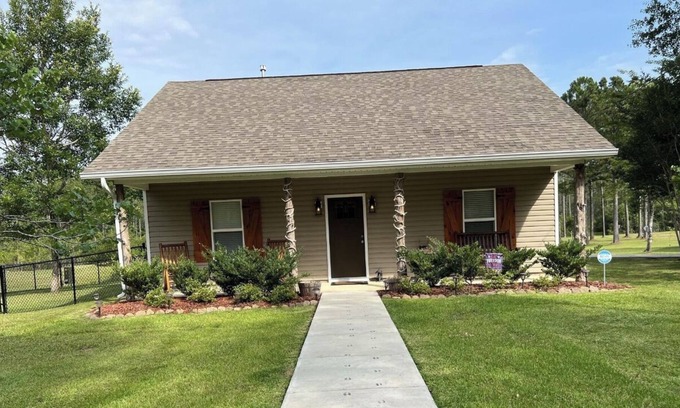 Perkinston Cabina | Whistling Pines! Enjoy some R&R of the country while relaxing in the hot tub!