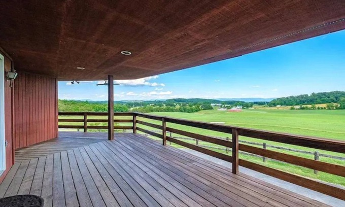 Staunton Otro | Whistling Ridge Farm- 5 bedroom 3 bath home