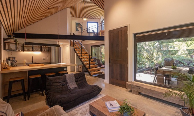 Tofino Cabina | White Bear Cottage-Chesterman, OD shower, Surf, BBQ