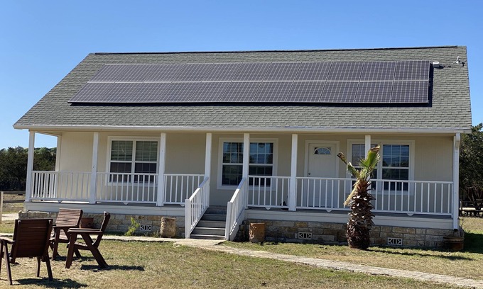 Ingram Casa | White Cottage, 3BR/2BA, Sleeps 8, Porch, Gas Grill, Firepit