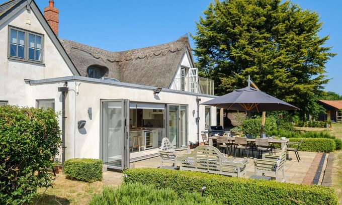 Woodbridge Cabaña | White Cottage, Iken - sleeps 4 guests in 2 bedrooms