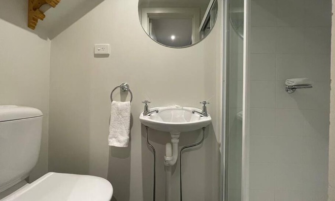 Hotham Heights Apartamento | White Crystal 210