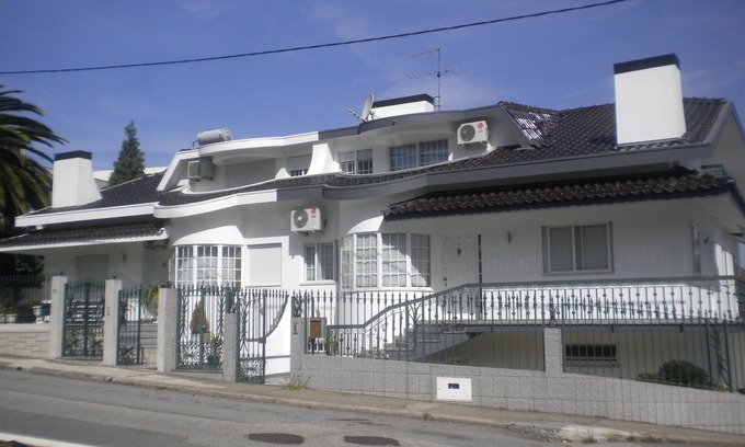 Santa Maria da Feira Casa | Casa Blanca con un apartamento de 95 metros con piscina, terraza y barbacoa.
