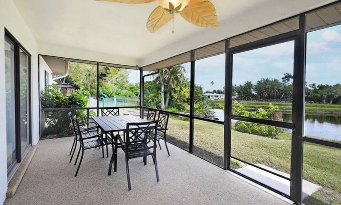 North Fort Myers Casa | White house: 3BR Oasis in North Fort Myers