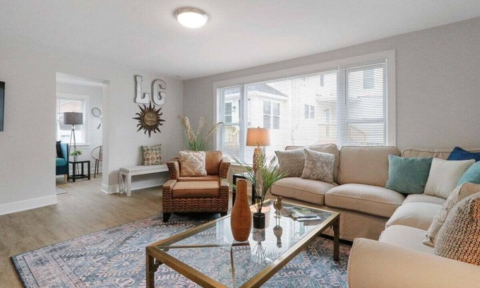 Lake Geneva Casa | White House on Wisconsin-Carriage House |Renovated Colonial Revival |Steps to Main St |Parking for 2