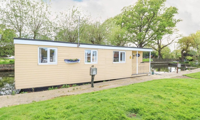 Stalham Cabaña | WHITE MOTH, pet friendly, character holiday cottage in Stalham