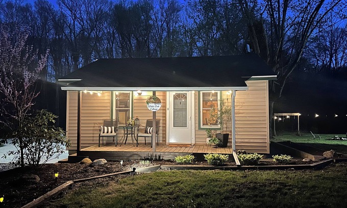 Highland  Vermillion County Cabaña | White Oak Cottage and Wi-Fi!! Celebrate the holidays in our country cottage!
