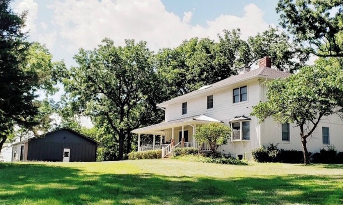 South Kansas City Casa | White Oak Farmhouse w/ Private Yard 4bdrm sleeps 8