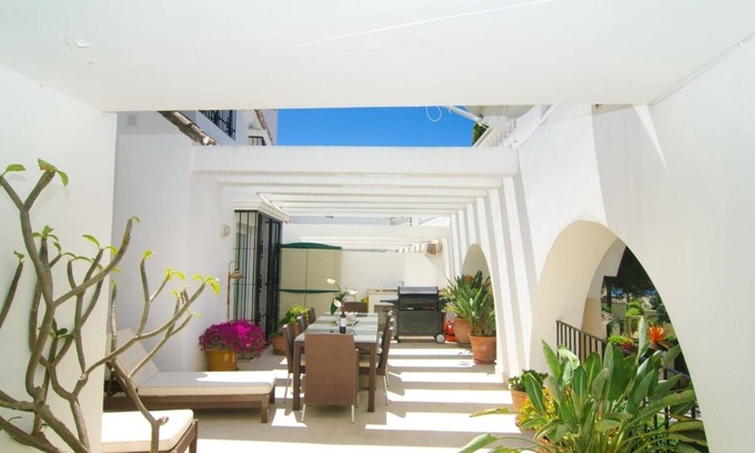 Nikki Beach Apartamento | Apartamento en White Pearl Beach con piscina climatizada compartida, barbacoa