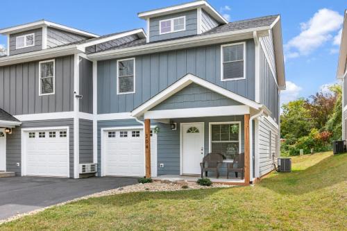 Asheville Casa | White Pine Red Bud Buyout by AvantStay 2 Home Buyout Sleeps 16