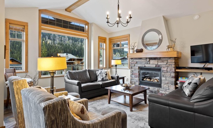 Fairways Chalet De Esquí | White Pines Chalet: Stunning, family friendly, 4BDRM Chalet w/Private Hot tub.