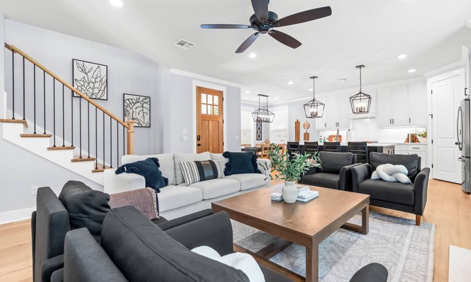 Waco Casa | White Retreat on Proctor - 3.5 Bathrooms!