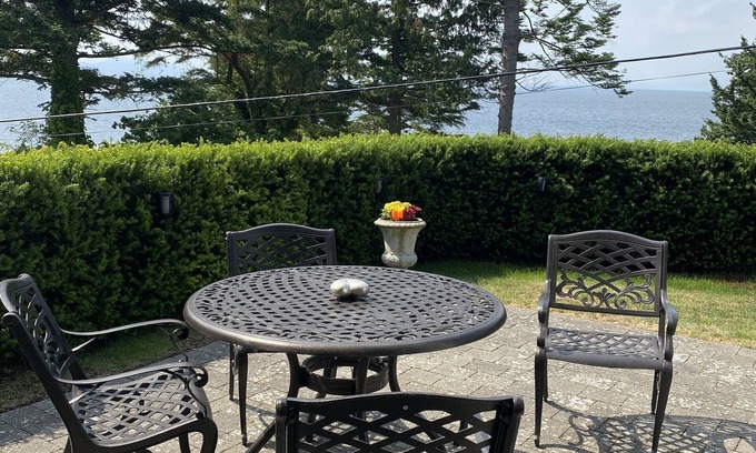 White Rock Casa | White Rock Beach Getaway