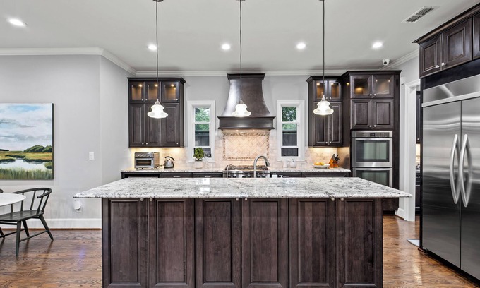 Lake Highlands Casa | White Rock Valley: Luxe 5-Bedroom Hideaway
