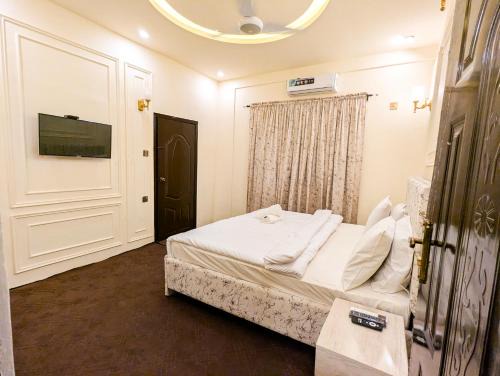 Karachi Cama Y Desayuno | White Rose BnB Family - Near Millennium Mall - Airport - National Stadium