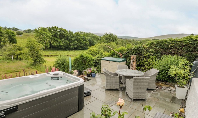 Penmachno Cabaña | WHITE ROSES RETREAT, family friendly, with hot tub in Penmachno