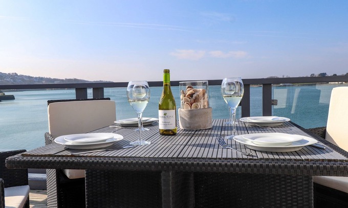 Y Felinheli Cabaña | WHITE SAILS, pet friendly, country holiday cottage in Y Felinheli