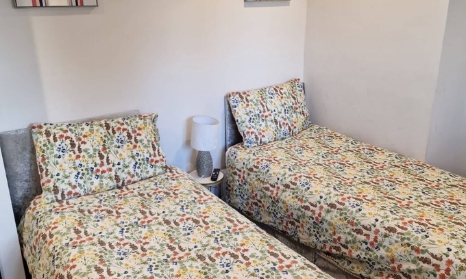 South Ockendon Casa | White Soft, Private En-suite Double Room