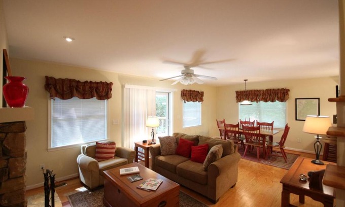 Brevard Casa | White Squirrel`s Nest
