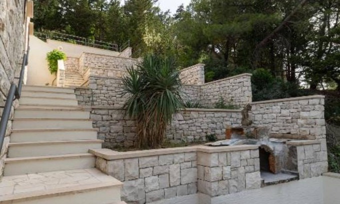 Pucisca Casa | White Stone House