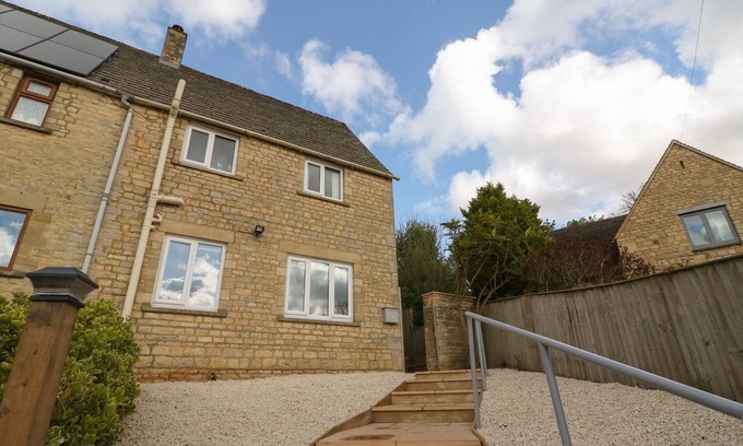 Burford Casa | WHITE STONES, pet friendly, with open fire in Fulbrook