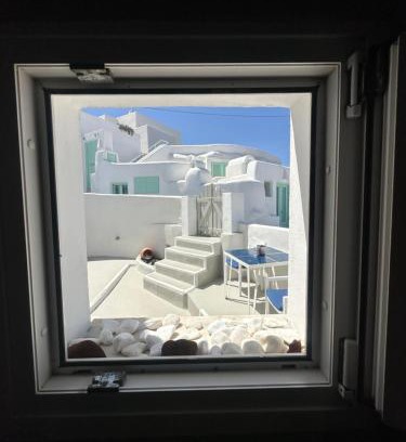 Vourvoulos Casa | White Swallow Suite Santorini