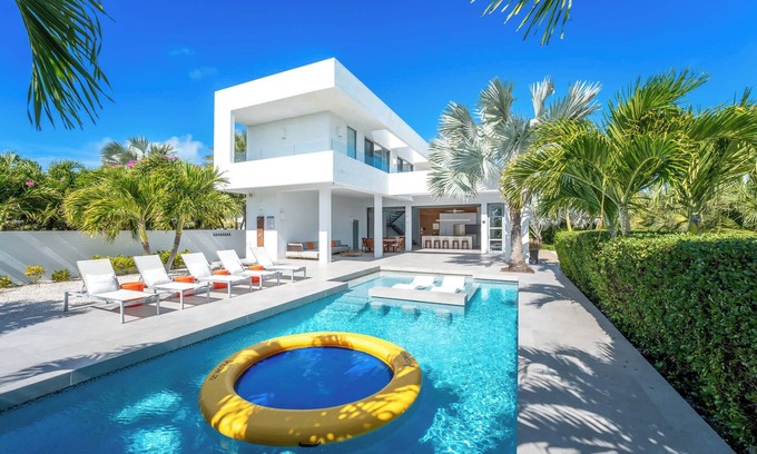 Long Bay Villa | Villa ultra moderna, a 500 metros de la playa de Long Bay: mucho más que una villa, vea por qué