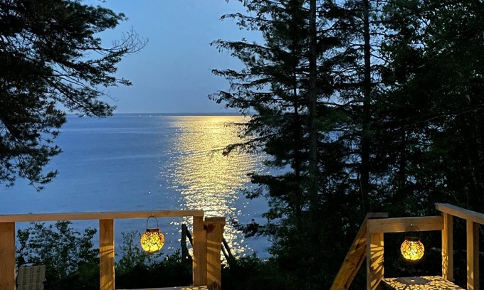 Washburn Cabaña | White wings cottage Private beach on Lake Superior