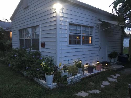 North Central Hollywood Apartamento | White Wooden House