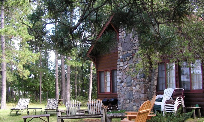 Pequot Lakes Cabina | Cadena de pescado blanco, Cabaña de madera vintage, privado, Chimenea / Loft, para 8 personas