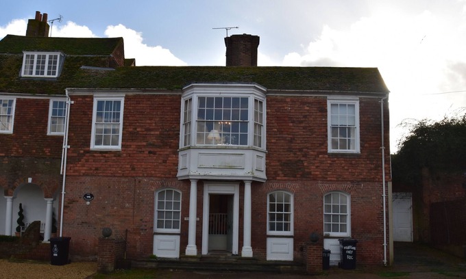 Rye Casa | Whitefriars is a family & dog friendly holiday home, sleeping 8 guests in Rye