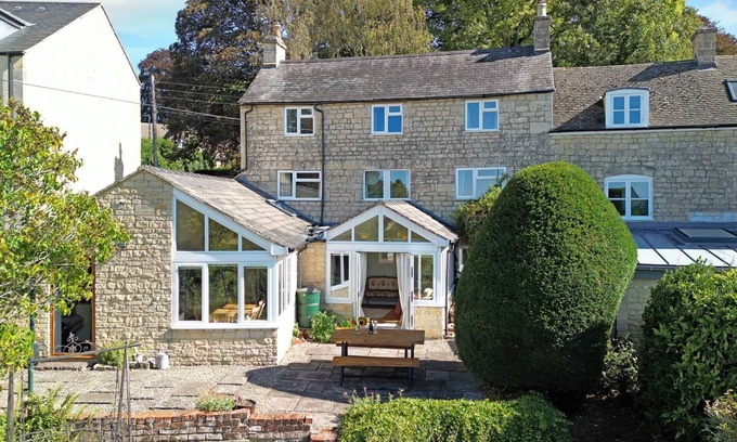 Painswick Cabaña | Whitehall Cottage - sleeps 8 guests in 4 bedrooms