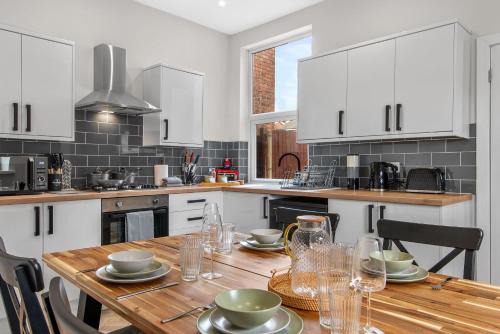 Rotherham Casa | Whitehill - 3-Bed Home from Home, Sleeps 7, Great for Groups & Workers, FREE Parking & Netflix - Hosted by Stay Host Save