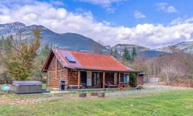 Lime Kiln Cabina | Whitehorse Mountain Retreat - Hot tub - Fireplace