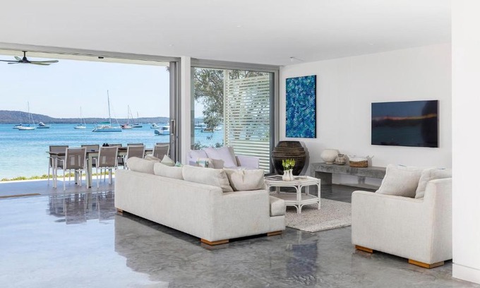Corlette Casa | Whitehouse On The Water