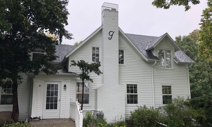 Coon Rapids Cama Y Desayuno | Whiterock Conservancy - Harvest Room in the Historic Garst Farmhouse