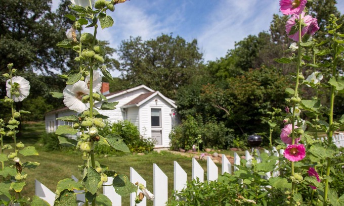 Coon Rapids Cabaña | Whiterock Conservancy - Hollyhock Cottage