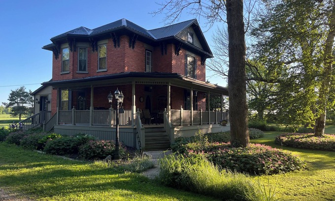 Palmerston Otro | Whites Junction Rural Retreat -- cozy farmhouse with small town charm