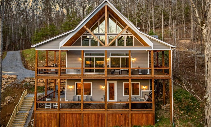 Young Harris Casa | Whitetail Crick; Creekfront home featuring hot tub, pool table and theatre room