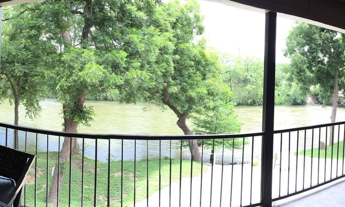 Canyon Lake Condominio | Whitewater Condos