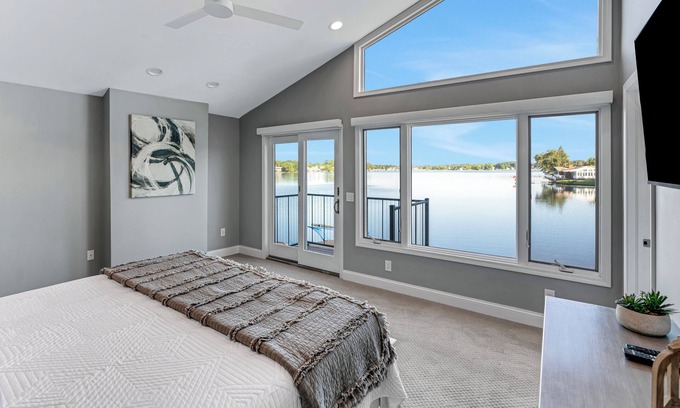 Whitmore Lake Casa | Whitmore Bay: Escape to Fall Foliage – Breathtaking Views Await!