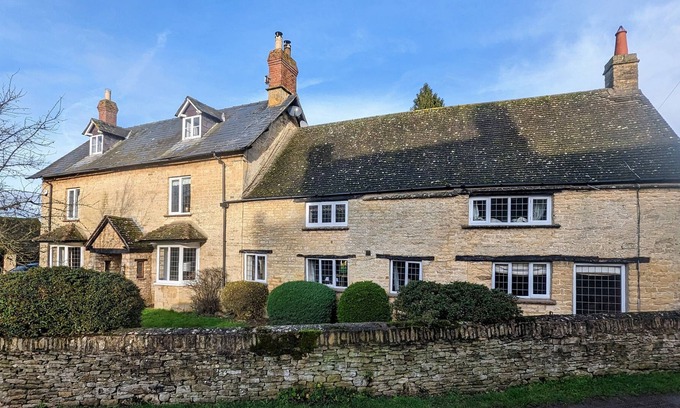 Long Compton Cabaña | WHITTINGTON HOUSE, family friendly, with hot tub in Long Compton