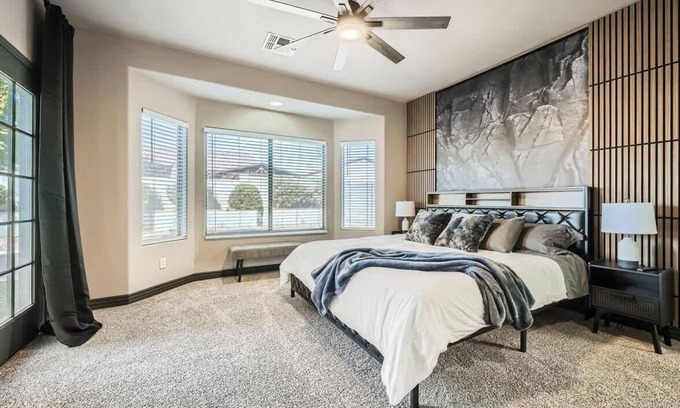 Avondale Casa | Whitton House | Hot Tub + Fire Pit + Pets OK