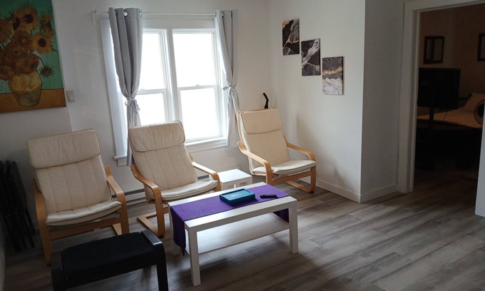 Winnipeg Apartamento | Who likes white poang? Near downtown